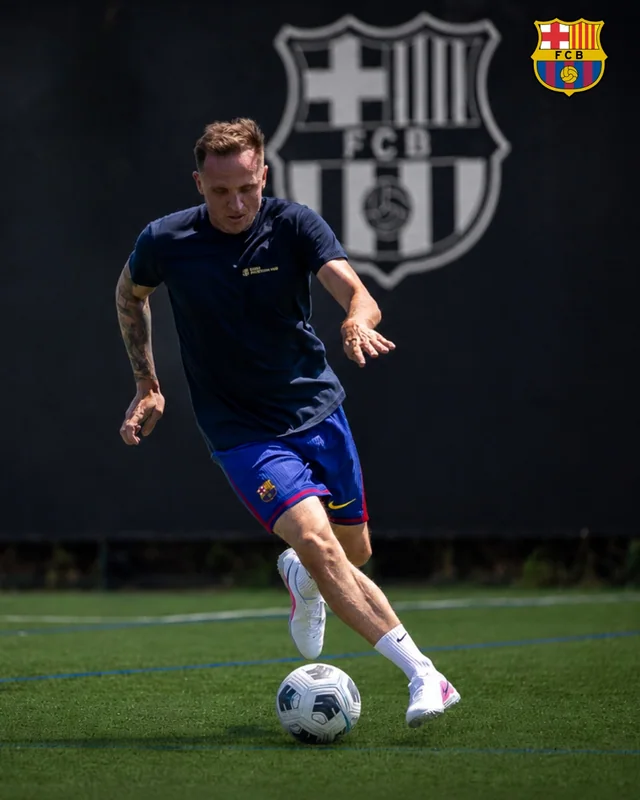 Stefan Kehrer mit dem Ball auf dem Fußballplatz in Barcelona